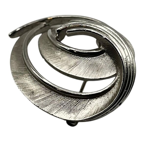 Vintage Crown Trifari Brushed Silver Tone Rounded Crashing Wave Swirl Brooch Pin - Picture 2 of 4